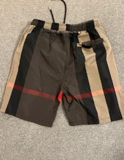 Shorts med olika färgade ränder