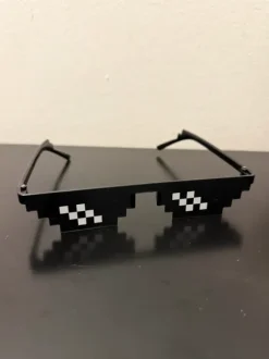 Sjove pixel/gamer briller i retro meme-stil 😎