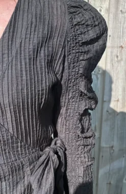 Slå om kjole med lækre detaljer
