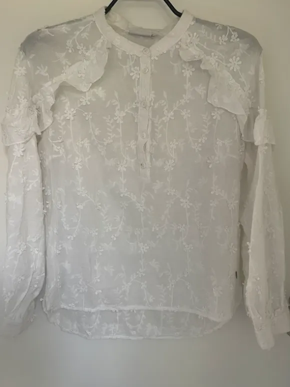Smuk og detaljeret skjortebluse i str. S