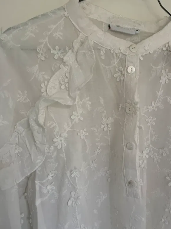 Smuk og detaljeret skjortebluse i str. S