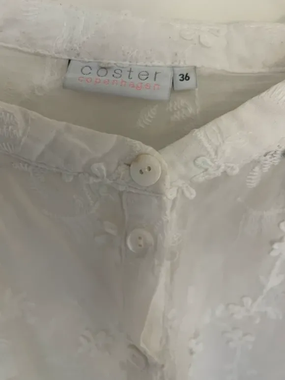 Smuk og detaljeret skjortebluse i str. S
