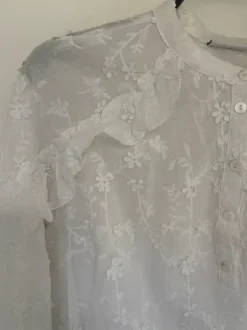 Smuk og detaljeret skjortebluse i str. S