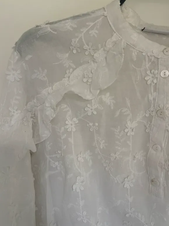 Smuk og detaljeret skjortebluse i str. S