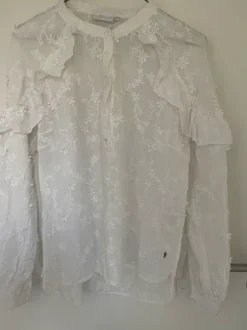 Smuk og detaljeret skjortebluse i str. S