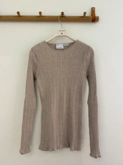 Snygg ribbad beige gravidtröja från Asos