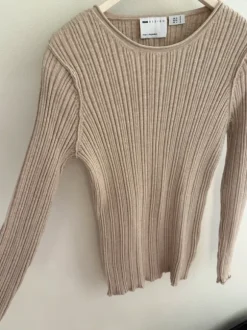 Snygg ribbad beige gravidtröja från Asos