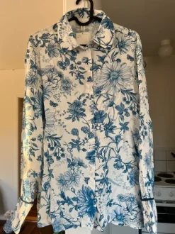 Somrig blommig skjorta