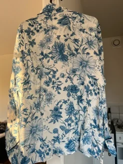 Somrig blommig skjorta