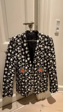 Sort brokadestof-blazer med blomster- og fuglebroderi, ASOS