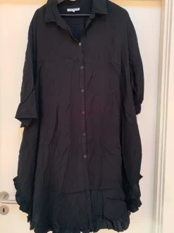 Sort kjole med knapper fra Zhenzi i str XL
