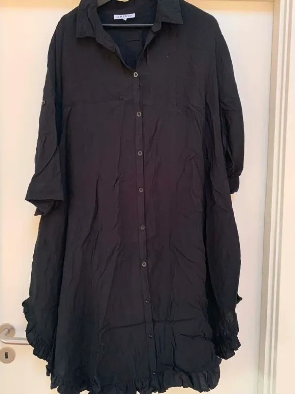 Sort kjole med knapper fra Zhenzi i str XL