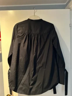 Sort skjorte