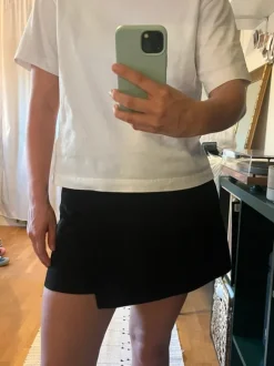 Sort skort