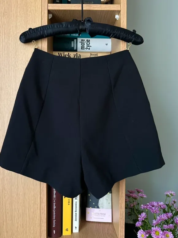 Spódnico-spodenki czarne black asymetryczne ozdobne guziki Amisu 36 S wiskoza Viscose