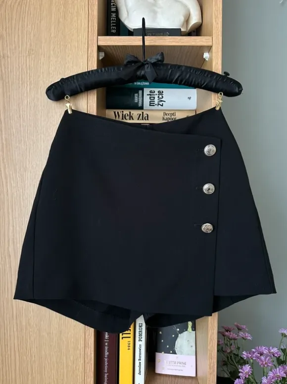 Spódnico-spodenki czarne black asymetryczne ozdobne guziki Amisu 36 S wiskoza Viscose
