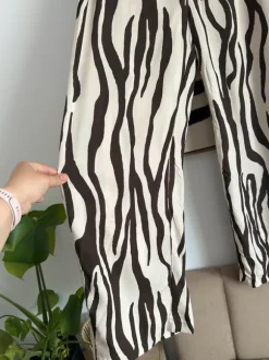 Spodnie Weekday brązowy print zebra czekoladowe rozmiar S nowe z metką rozpięte nogawki z rozporkiem
