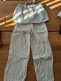 Sæt med top og bukser