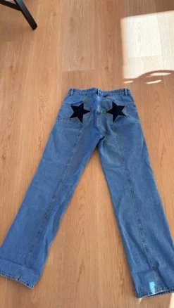 Star jeans med sorte stjerner i lys denim fra design by si