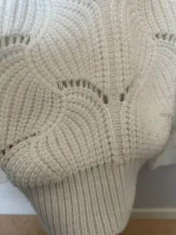 Stickad vit kort tröja. Gina Tricot