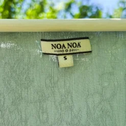 Støvet grøn tunika med broderede ærmer fra Noa Noa