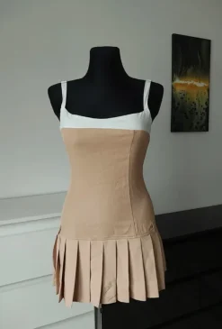 Sukienka mini z plisowanym dołem na ramiączkach old money PrettyLittleThing 36