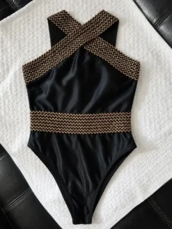 Svart baddräkt med gulddetaljer – elegant modell