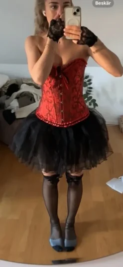 Svart fluffig kjol
