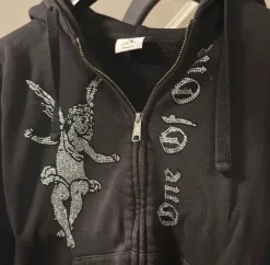 Svart hoodie One of One med strasstenar