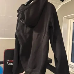 Svart hoodie One of One med strasstenar