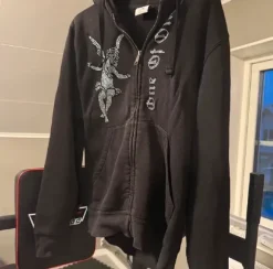 Svart hoodie One of One med strasstenar