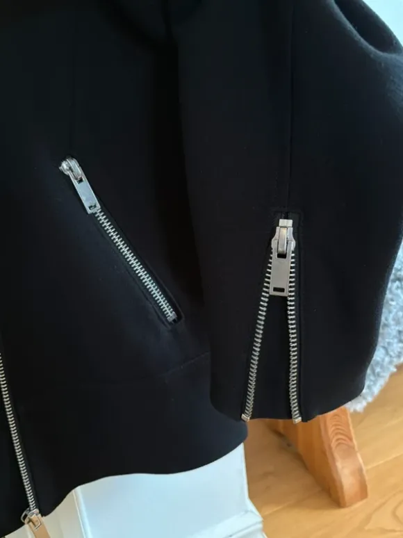 Svart jacka med coola detaljer