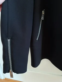 Svart jacka med coola detaljer