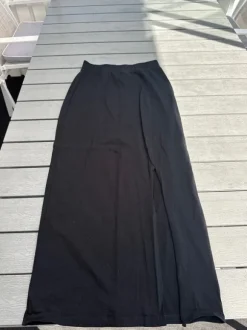 Svart långkjol med slits