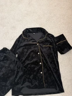 Svart pyjamas