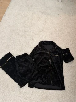 Svart pyjamas
