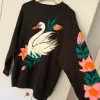 Svart stickad tröja med svan & blommor / Czarny sweter z łabędziem i kwiatami oversized Monki
