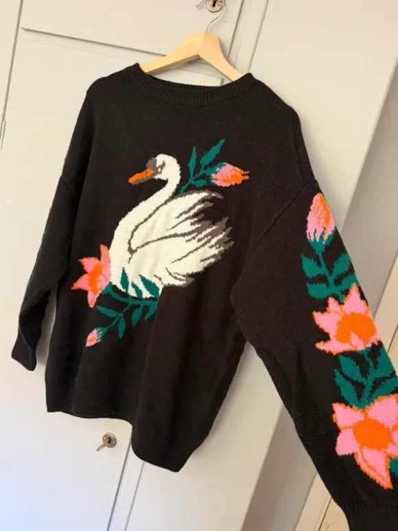 Svart stickad tröja med svan & blommor / Czarny sweter z łabędziem i kwiatami oversized Monki
