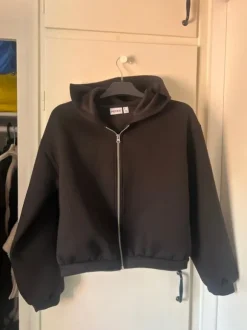 Svart zip hoodie