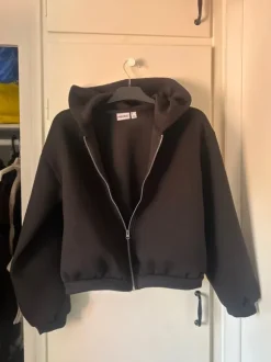 Svart zip hoodie