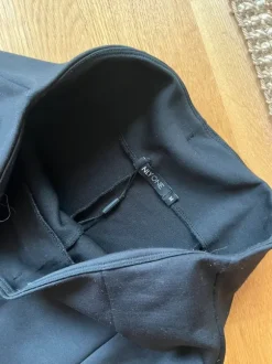 Svarta byxor med veckade detaljer