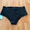 svarta H&M-trosor med vågkant.
