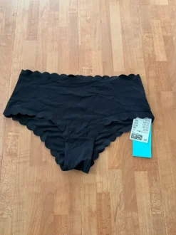 svarta H&M-trosor med vågkant.