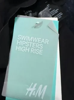 svarta H&M-trosor med vågkant.