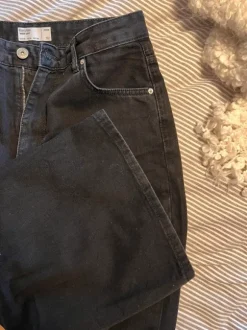 Svarta jeans