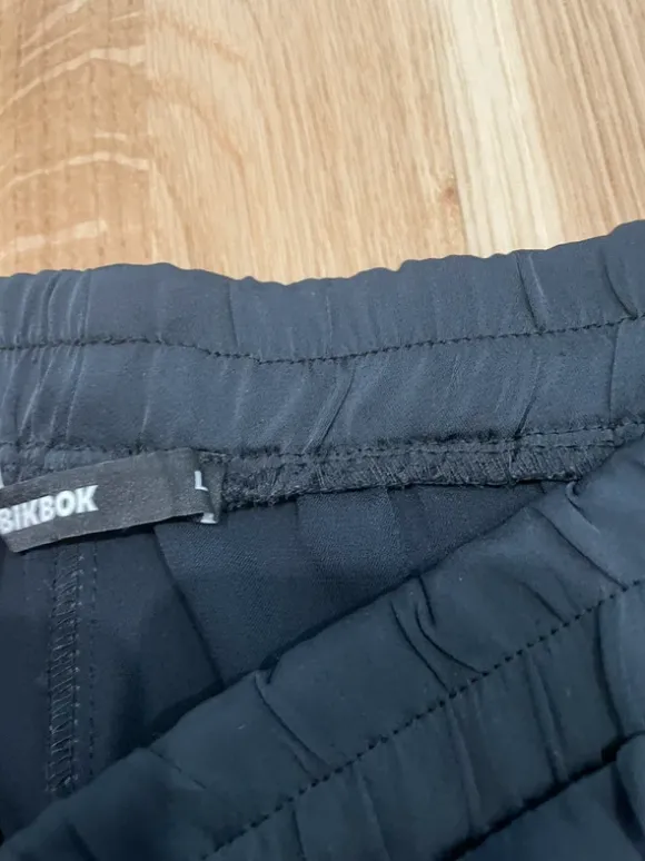 Svarta tunna satinahorts Bikbok L