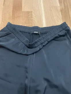 Svarta tunna satinahorts Bikbok L