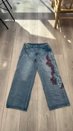 Swag blå tribal jeans spodnie baggy loose fit med rødt/hvidt print – super fede detaljer 🔥