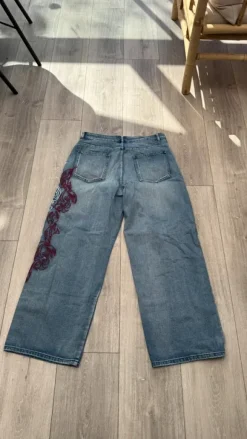 Swag blå tribal jeans spodnie baggy loose fit med rødt/hvidt print – super fede detaljer 🔥