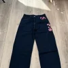Swag mørkeblå jeans spodnie med rosa blomsterdetaljer og loose fit – streetwear vibe 🔥